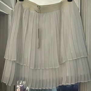 X-Large Off White Pleated Skirt.
